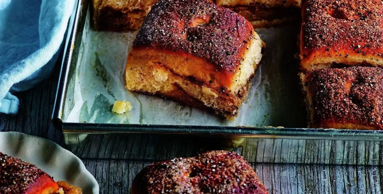 Nybakade gifflar med kanel och socker, redo att avnjutas. Ett enkelt gifflar recept för hembakning.