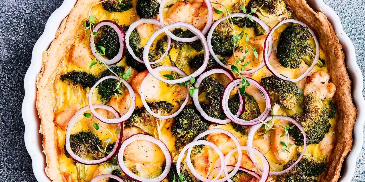 En saftig kyckling- och broccolipaj med rödlök och örter. Ett perfekt paj recept för middagen.