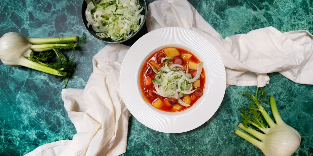 En skål med korvsoppa, potatis och fänkål. Ett enkelt korvsoppa recept som passar perfekt för en kall dag.