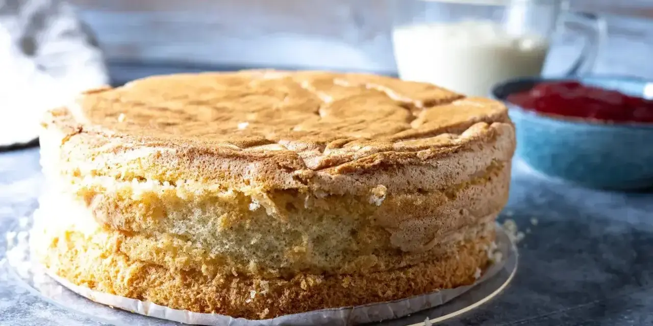 En fluffig tårtbotten, redo för fyllning. Perfekt för ditt tårtbotten recept.