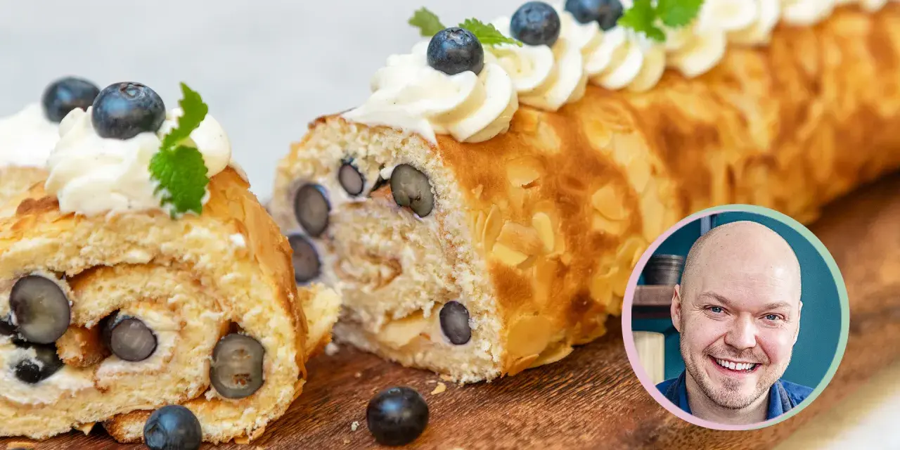 En läcker rulltårta med blåbär och mandel, perfekt för fikat. Fredriks fika bjuder på detta härliga recept.