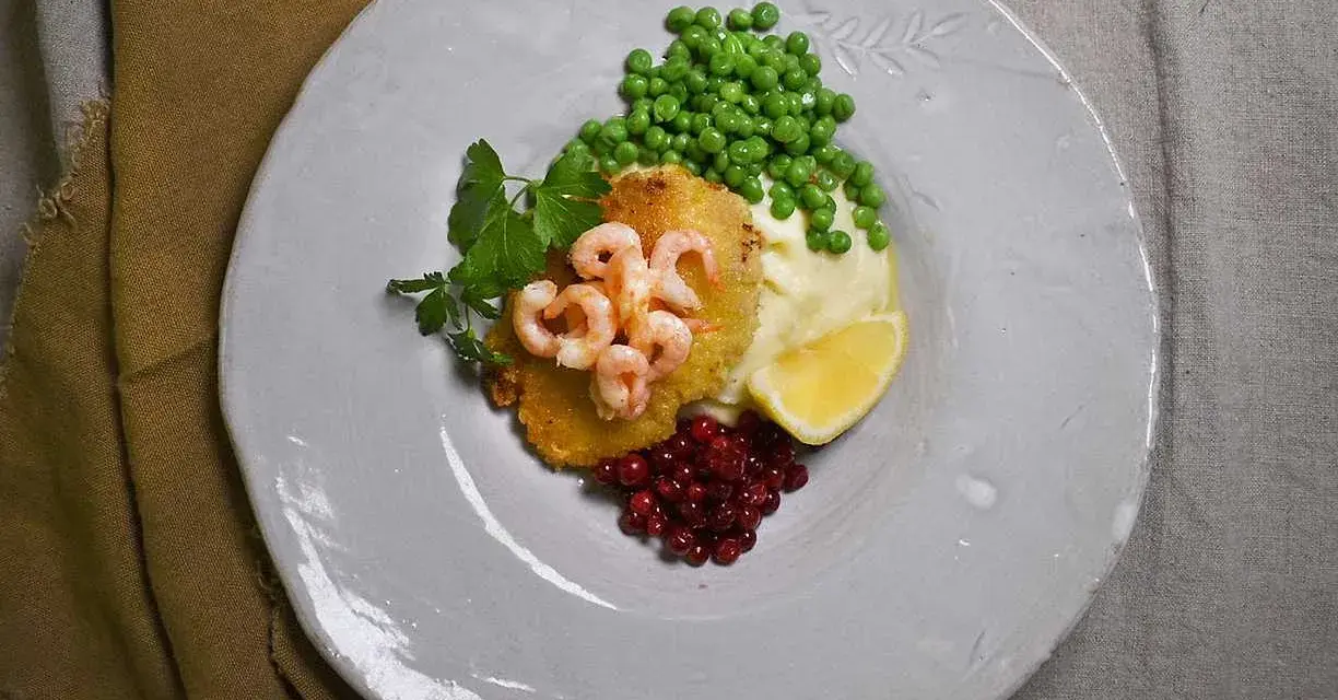 Havets wallenbergare med räkor, potatismos, ärtor, lingon och citron. En läcker rätt som smakar sommar.