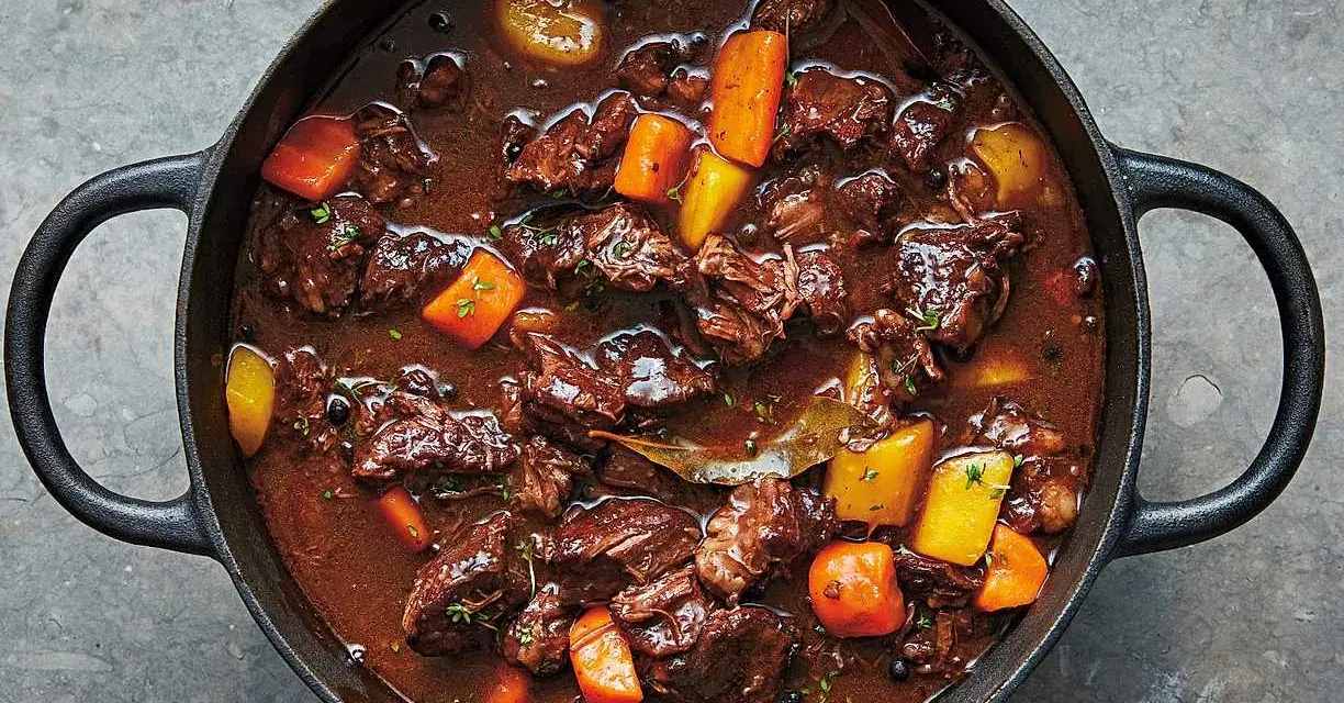 En mustig gryta med mört kött, morötter och potatis i en mörk sås. Ett klassiskt kalops recept som doftar ljuvligt.