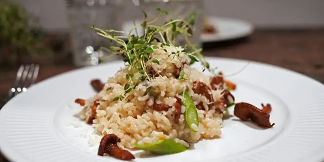 Krämig risotto kantareller med färska örter och parmesan. En härlig höstfavorit.