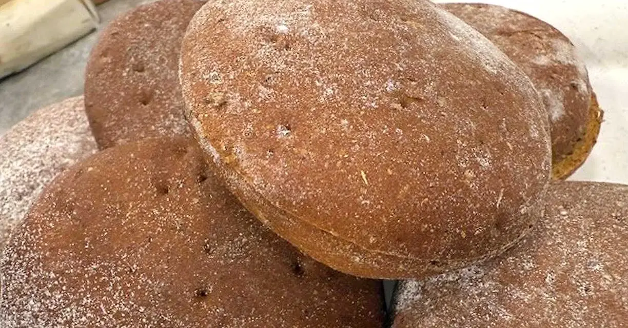 Färska rågkakor, perfekta för ett enkelt rågkakor recept. Pudrade med mjöl, redo att avnjutas.