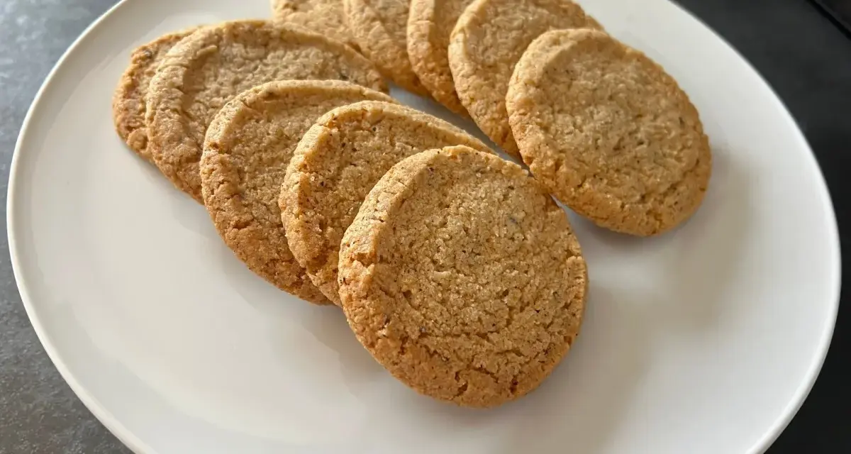 En tallrik med gyllene kardemummakakor, perfekt för fikat.