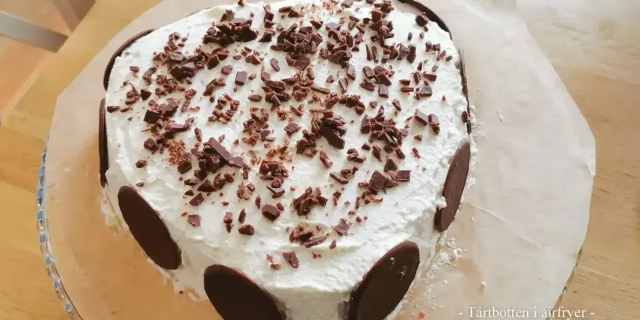 Hjärtformad tårta med vispgrädde och chokladströssel. Ett perfekt tårta recept för alla tillfällen.