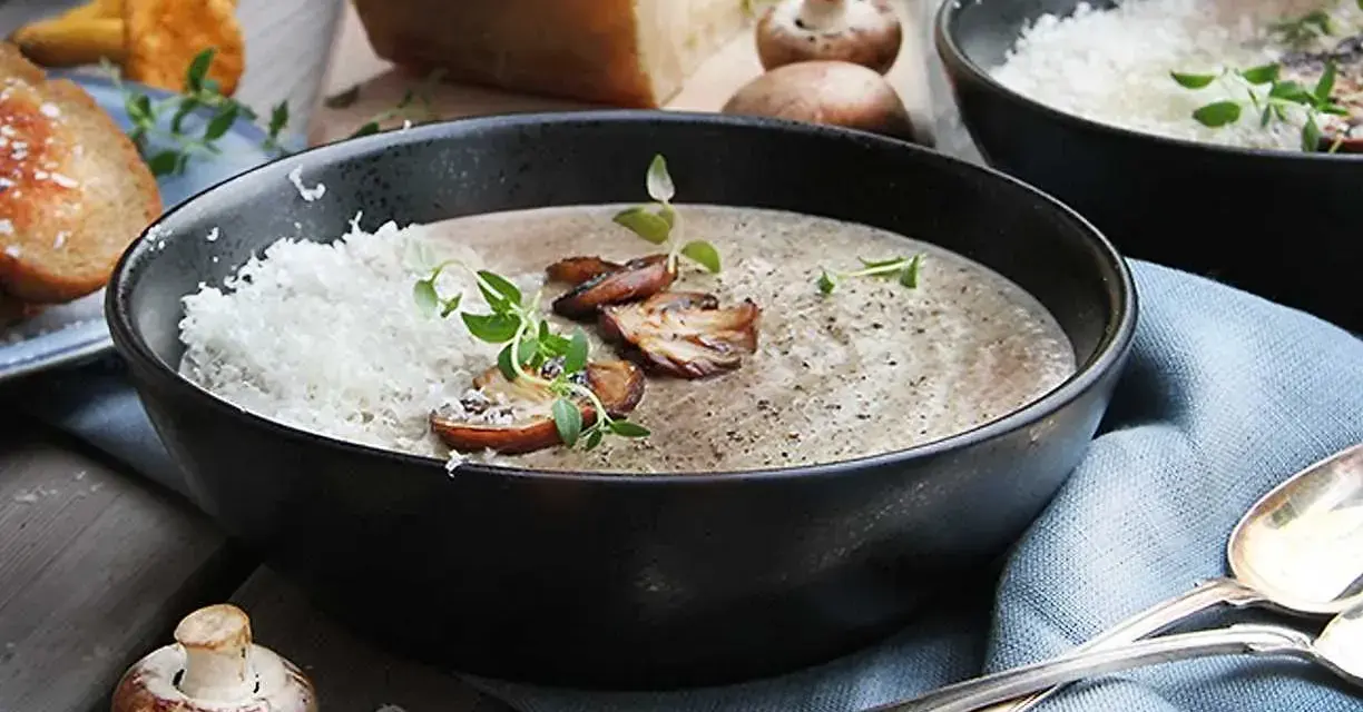 Krämig svampsoppa med riven ost och champinjoner, perfekt som förrätt eller lätt lunch. Ett enkelt fisksoppa recept att prova!