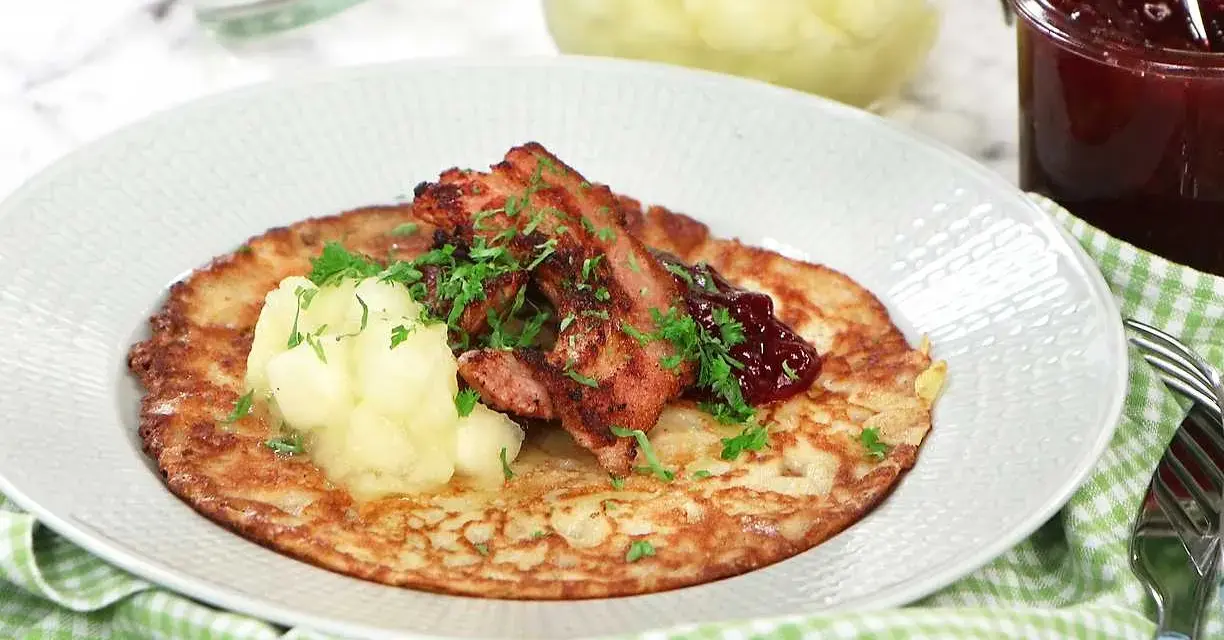 Raggmunk i ugn serveras med lingonsylt och äppelmos. En klassisk svensk rätt som doftar ljuvligt.