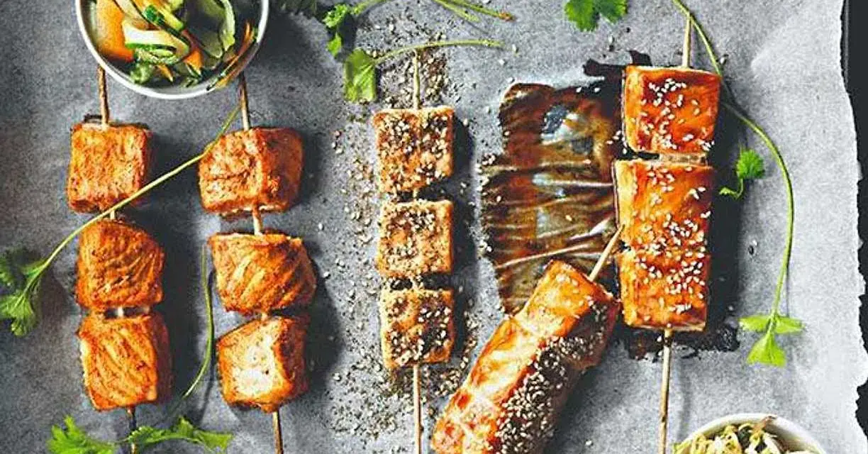 Laxspett med sesamfrön och en fräsch gurksallad, inspirerat av Tareq Taylor recept.