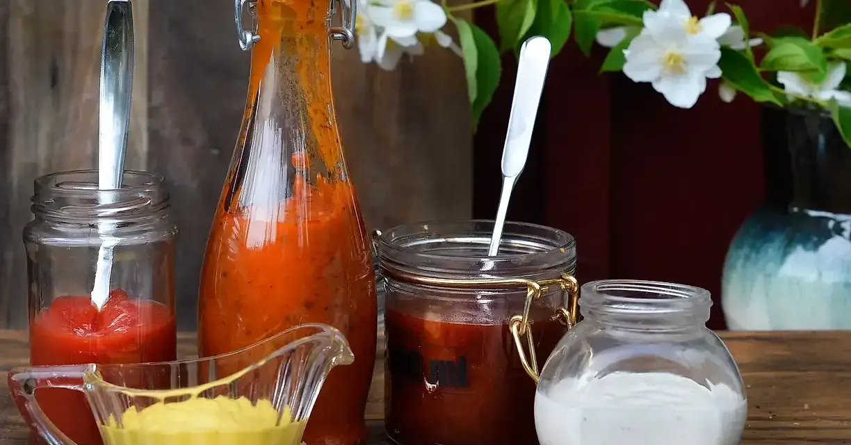 Flera läckra såser till grillat: ketchup, senap, chilisås och en krämig vit sås. Perfekt för sommarens middagar!