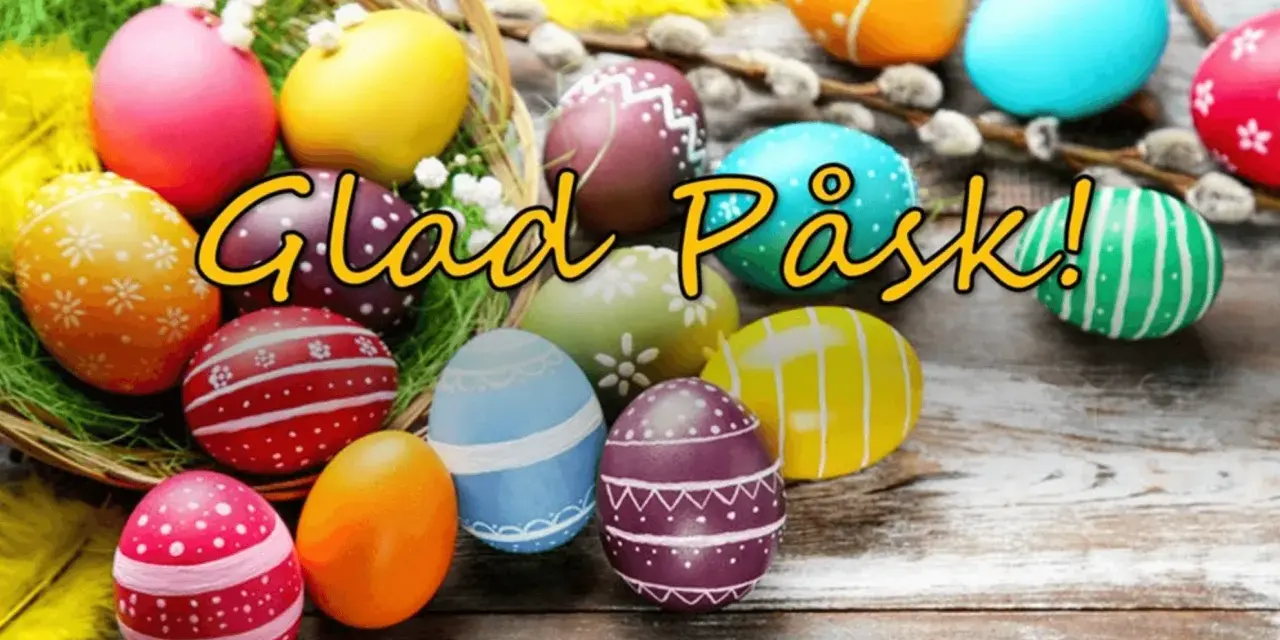 Färgglada påskägg i en korg och utspridda, med texten "Glad Påsk!".