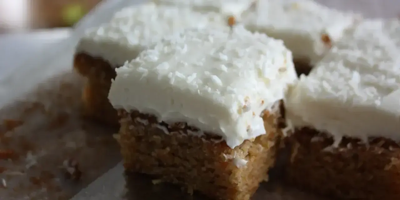 Små bitar av kokoskaka med vit frosting, perfekta saker att baka för fikat.