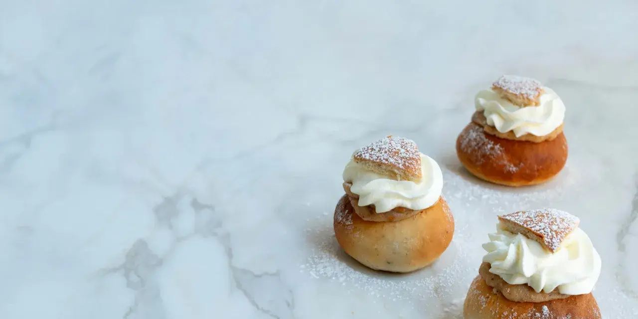 Tre fluffiga semlor med grädde och mandelmassa, pudrade med florsocker. Ett perfekt semlor recept för fika.