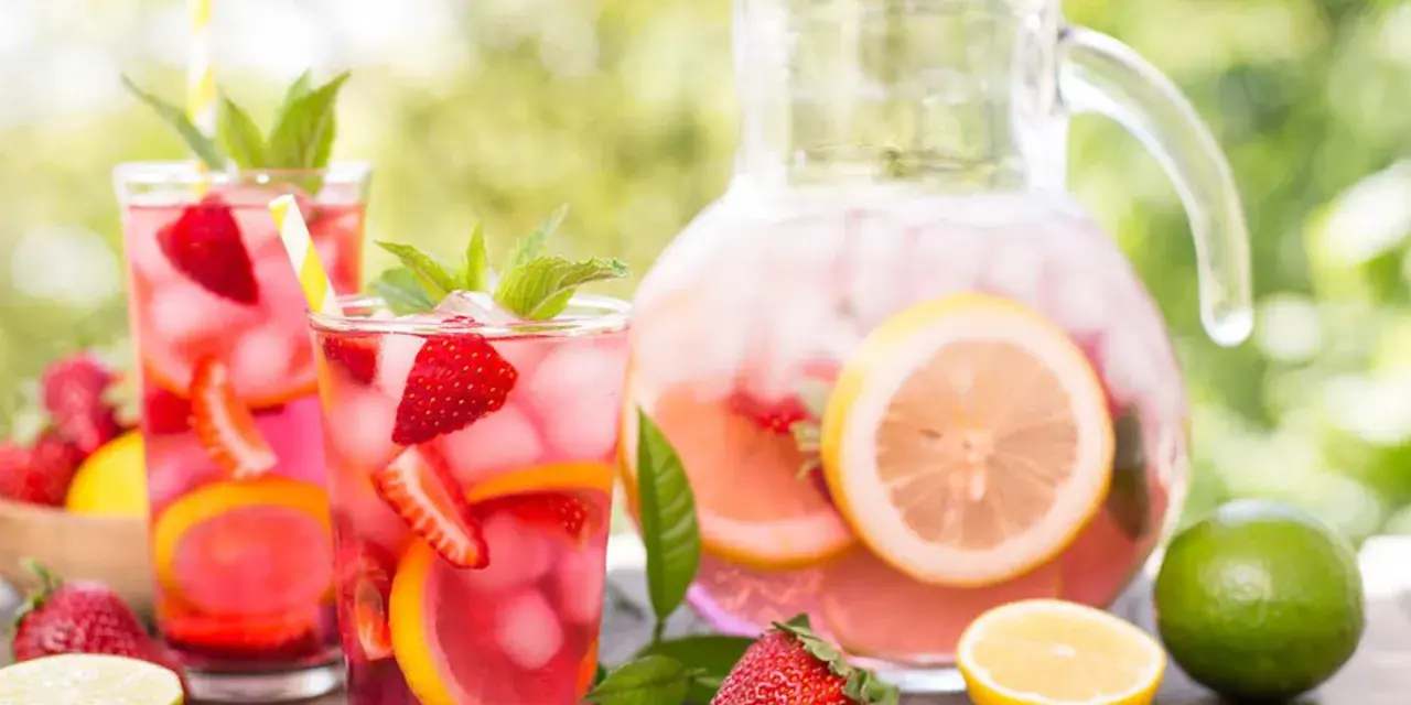 Sommarfestens höjdpunkt: en uppfriskande bål med jordgubbar, citron och lime. Perfekt bål recept för varma dagar.