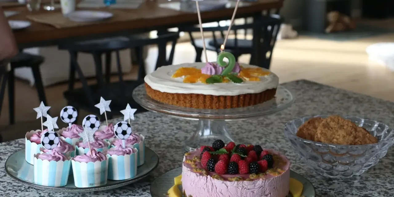 Fira födelsedag med tårtor och cupcakes! Perfekt för att det är enkelt att baka med barn. En stor tårta med siffran 2, cupcakes med fotbollstema och en bärig mousse-tårta.