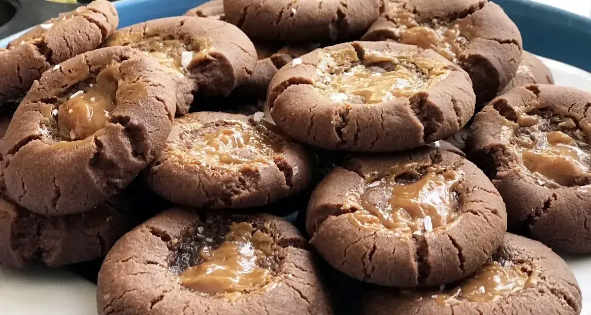 Chokladkakor med salt kolafyllning, perfekt för den som älskar att baka kakor.