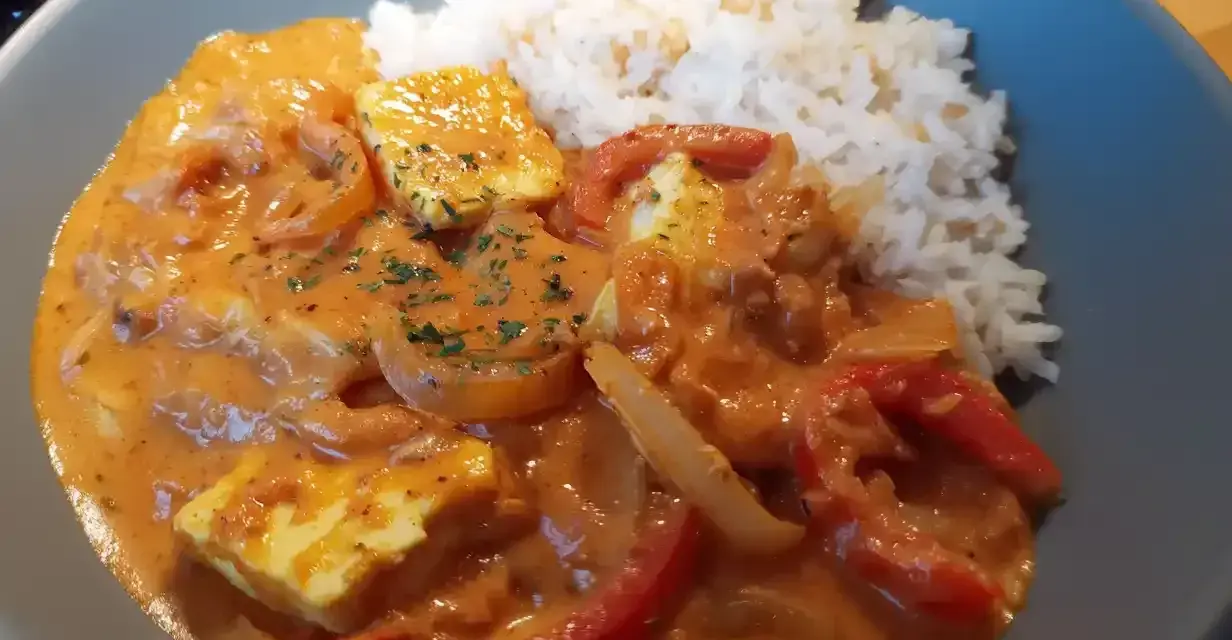 Halloumi stroganoff med ris. Krämig sås med halloumi, paprika och lök.
