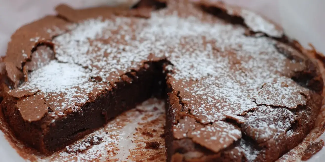 En saftig kladdkaka med pudersocker, perfekt för alla som älskar choklad. Detta kladdkaka recept är en klassiker.