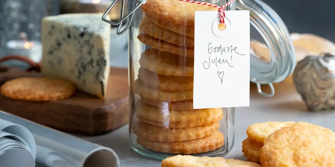 En burk med hemgjorda ostkex, perfekt för julen. Ett enkelt ostkex recept som passar till allt.