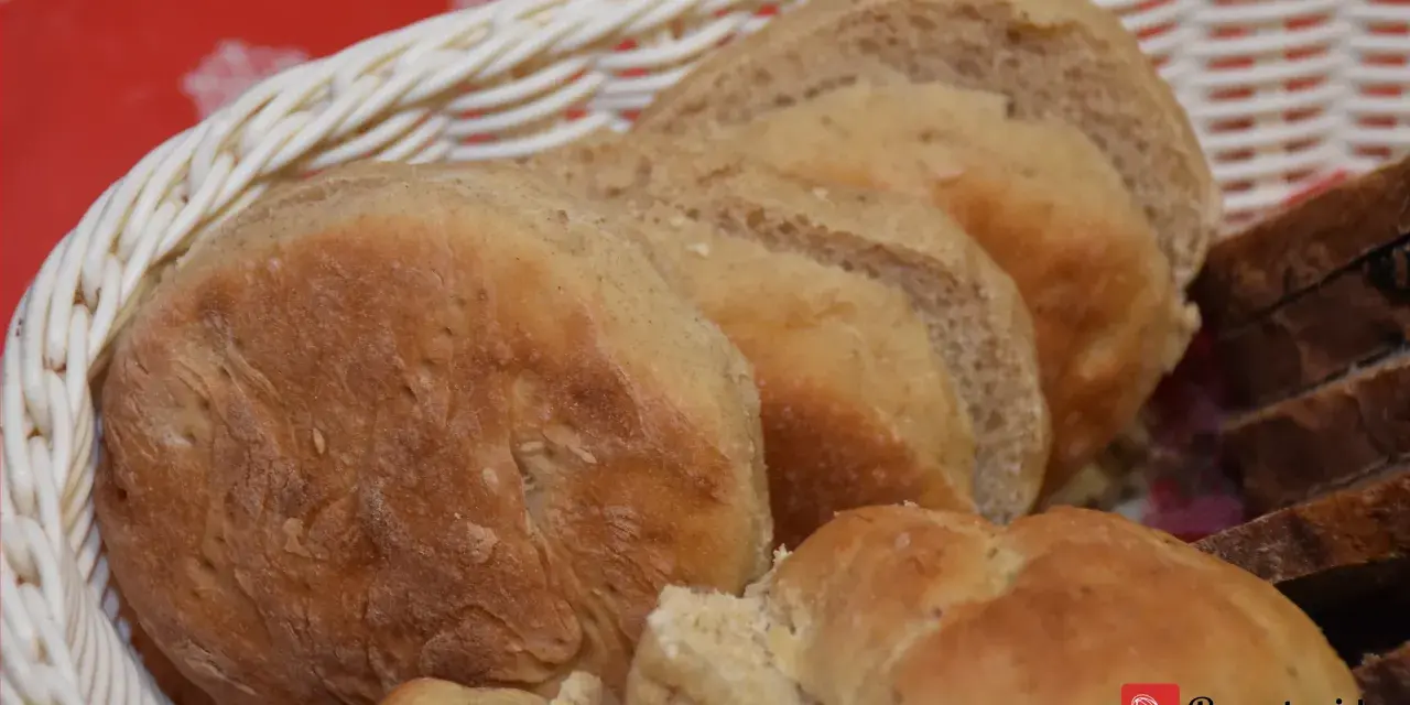 Nybakade grahamsbullar i en korg, perfekta för frukost eller fika. Ett enkelt grahamsbullar recept för hembakat bröd.