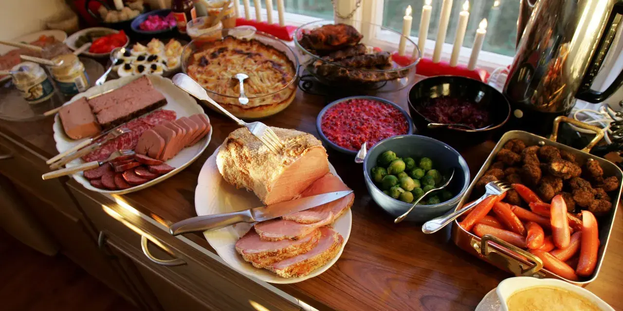 Julmat lista: en buffé med julskinka, köttbullar, prinskorv, leverpastej, sill och Janssons frestelse.
