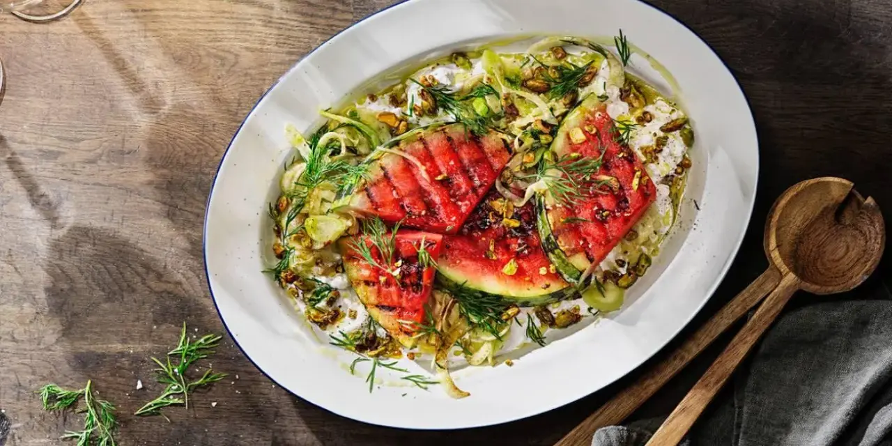 Grillad vattenmelon med fetaost, fänkål och pistagenötter. Enkel sommarmat som är både fräsch och mättande.