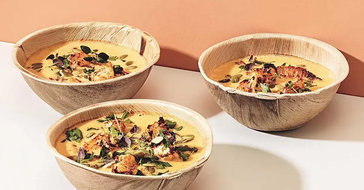 Krämig blomkålssopa med rostade blomkålsbitar och örter. Ett härligt blomkål recept för kalla dagar.