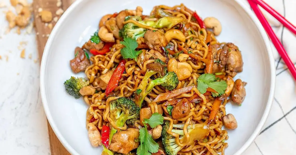 En skål med nudlar, kyckling, broccoli, cashewnötter och paprika. Ett perfekt recept middag för en snabb och god måltid.