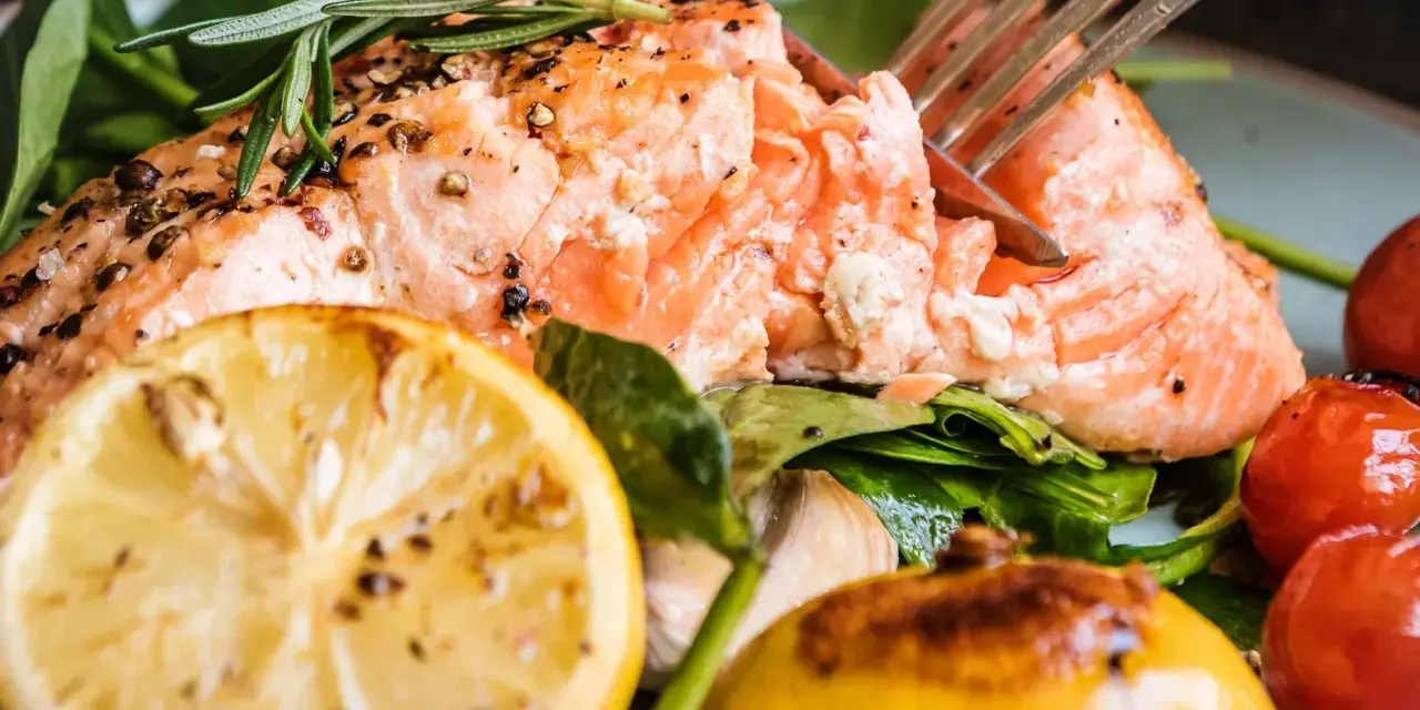 En saftig laxfilé med citron, tomater och rosmarin. Ett perfekt lax recept för en härlig middag.