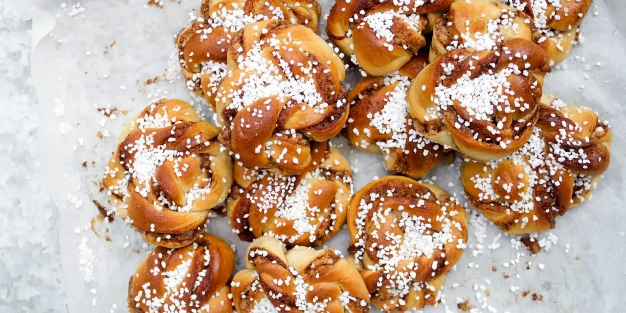 En hög med nybakade bullar med mandelmassa, toppade med pärlsocker. Perfekt för fikat!