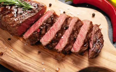 Saftig entrecote, perfekt stekt och skivad, med rosmarin och chilifrukter. Ett fantastiskt entrecote recept för alla köttälskare.