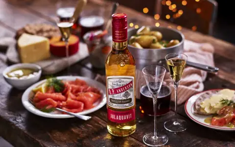 Julbord med lax, ost och O.P. Anderson Julaquavit. Perfekt för en jul snapsvisa!