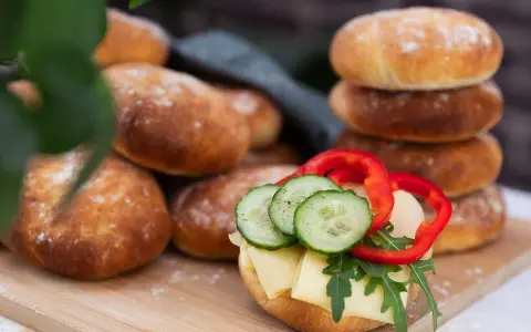 Nybakade tekakor, perfekta för ett enkelt och gott mellanmål. Ett recept att prova!