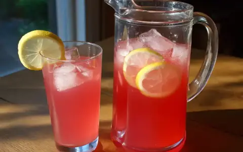 En karaff och ett glas med iskyld rabarbersaft med citron. Perfekt för en solig sommardag.
