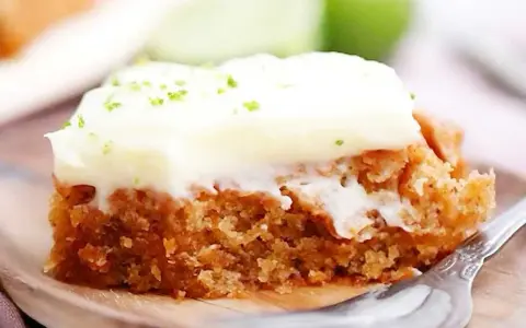 En saftig bit vegansk morotskaka med krämig frosting och rivet limeskal. Perfekt för fika!