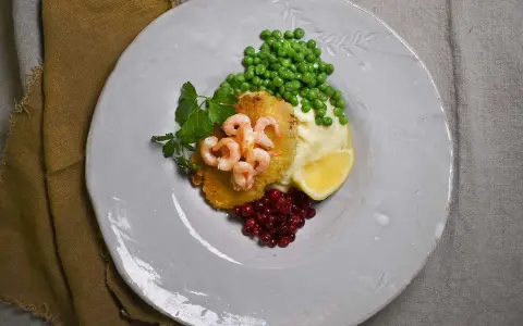 Havets wallenbergare med räkor, potatismos, ärtor, lingon och citron. En läcker rätt som smakar sommar.