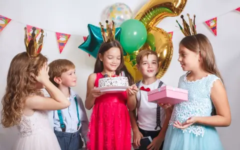 Barn med kronor firar födelsedag med tårta och presenter. Perfekt för barnkalas lekar 6 år.