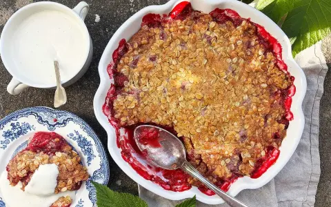 En härlig hallonpaj med krispigt täcke, serverad med vaniljsås. Ett perfekt hallonpaj recept för sommaren.
