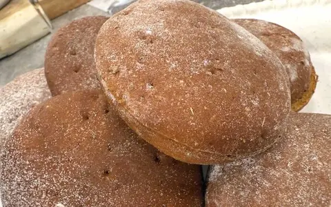 Färska rågkakor, perfekta för ett enkelt rågkakor recept. Pudrade med mjöl, redo att avnjutas.