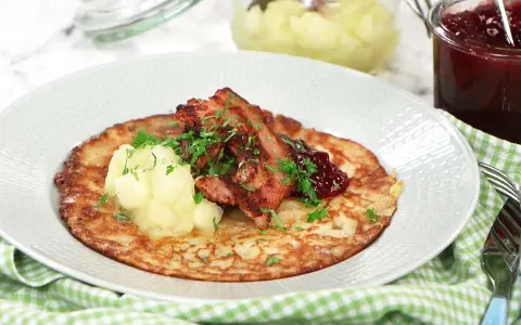 Raggmunk i ugn serveras med lingonsylt och äppelmos. En klassisk svensk rätt som doftar ljuvligt.