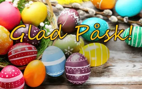 Färgglada påskägg i en korg och utspridda, med texten "Glad Påsk!".