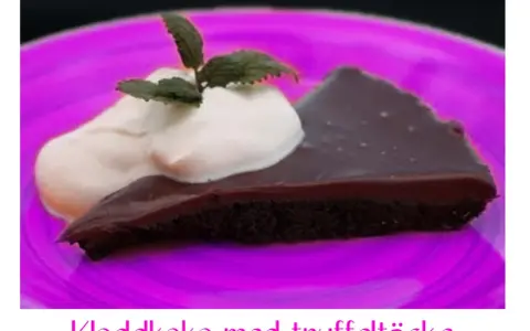 En bit kladdkaka med vispgrädde och mynta på en lila tallrik. Perfekt för en kladdkaka dag!
