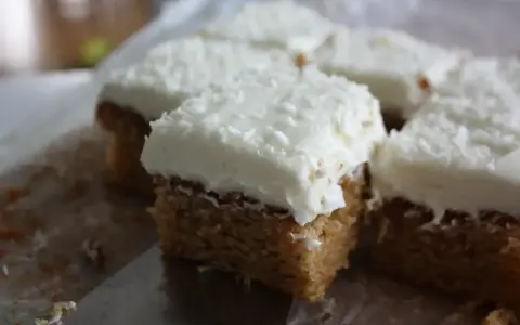 Små bitar av kokoskaka med vit frosting, perfekta saker att baka för fikat.