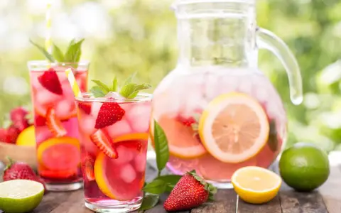 Sommarfestens höjdpunkt: en uppfriskande bål med jordgubbar, citron och lime. Perfekt bål recept för varma dagar.