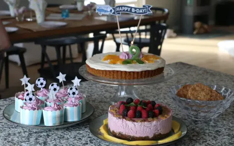 Fira födelsedag med tårtor och cupcakes! Perfekt för att det är enkelt att baka med barn. En stor tårta med siffran 2, cupcakes med fotbollstema och en bärig mousse-tårta.