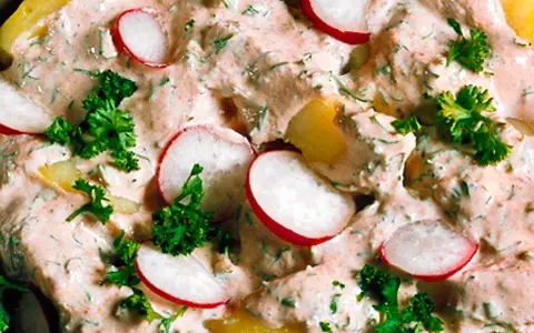 En krämig potatissallad med rädisor och dill, ser ut att vara den godaste potatissalladen någonsin!