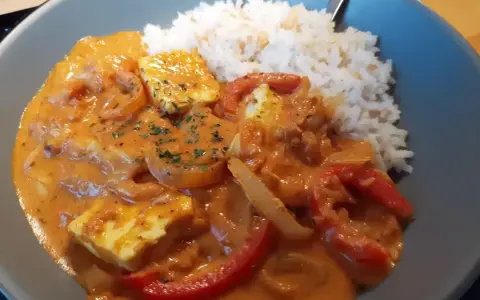 Halloumi stroganoff med ris. Krämig sås med halloumi, paprika och lök.