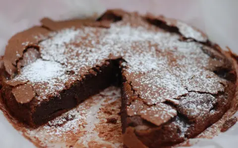 En saftig kladdkaka med pudersocker, perfekt för alla som älskar choklad. Detta kladdkaka recept är en klassiker.