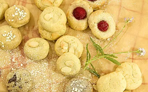 En härlig samling sju sorters kakor recept, pudrade med florsocker. Några med mandel, andra med sylt och några med strössel.
